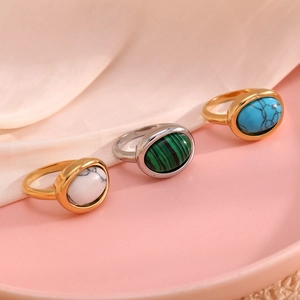 Trois bagues en or et argent avec pierres naturelles blanches, vertes et bleues sur rose