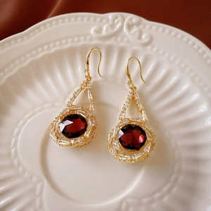 Vue détaillée des boucles d'oreilles vintage avec cristal rouge foncé et zircons rectangulaires