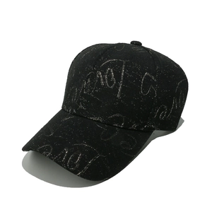 Détail de la casquette de baseball noire étincelante avec broderie argentée brillante