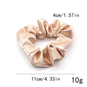Elastico scrunchie in seta satinata champagne con misure di 11 cm di diametro e 4 cm di larghezza