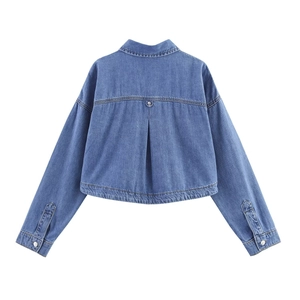 Détail de la conception du pli arrière et des coutures de la veste courte en jean bleu clair