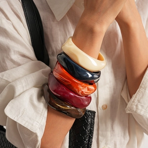 Bracelet rétro en acrylique torsadé avec texture marbrée pour un look minimaliste