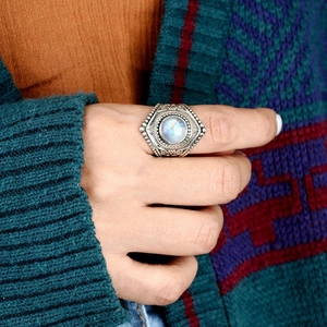 Vue macro d'une bague rétro en pierre de lune avec texture métal et reflets bleus
