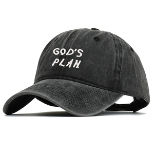 Détail de la broderie 3D God's Plan sur casquette en coton lavé avec visière courbée