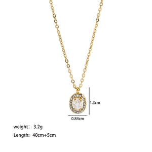 Détail du pendentif en zircon de 1.3cm x 0.84cm avec dimensions sur chaîne dorée