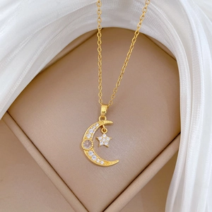 Collier avec pendentif étoile et lune en zircon doré sur boîte à bijoux