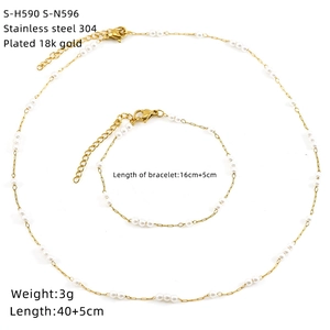 Detail of 18K gold-plated necklace and bracelet set with natural pearls and 304 steel