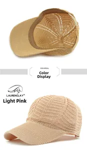 Nahaufnahme von Strick-Baseballkappen in Khaki und Rosa mit atmungsaktivem Mesh-Muster