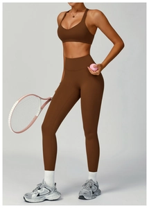 Ensemble de yoga marron chocolat deux pièces avec brassière sport et legging taille haute