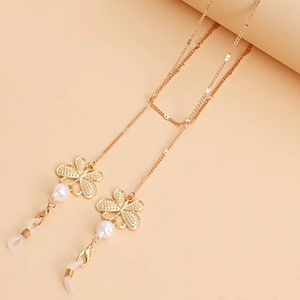 Goldene Brillenkette mit Schmetterlingen, weißen Perlen und Silikonschlaufen für Halt