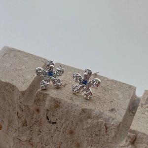 S925 silver flower stud earrings with hammered texture and blue center gemstone