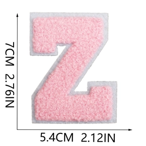 Toppa lettera Z in ciniglia rosa da 7cm con dimensioni dettagliate e trama a spugna