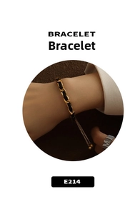 Detail eines Vintage Goldketten-Armbands mit schwarzem Ledergeflecht und M-Ring