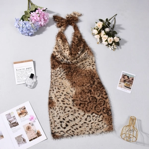 Détail du tissu en fausse fourrure léopard sur une robe dos nu à col bénitier chic