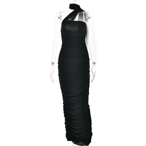 Détails de l'élégante robe longue noire à licou avec des textures froncées raffinées