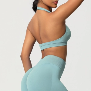 Détail du tissu côtelé sans couture bleu aqua et du design dos nu pour vêtements de yoga