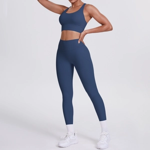 Détail d'un ensemble de yoga bleu foncé sans couture avec legging et brassière