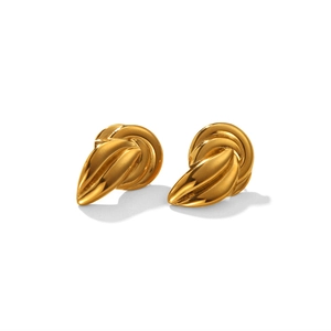 Détail macro de boucles d'oreilles dorées irrégulières avec design torsadé double couche