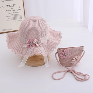 Chapeau de paille rose et sac assorti avec fleurs en dentelle et détails brillants