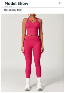 Set yoga rosso lampone con top allacciato al collo e leggings a vita alta sulla modella