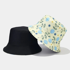 Détail du chapeau réversible montrant le tissu en toile de coton et le motif de marguerites
