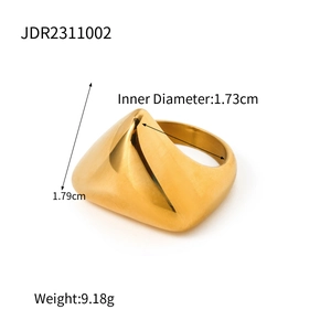 Skulpturaler Ring aus Titanstahl in Gold mit gebürstetem Finish und Maßen