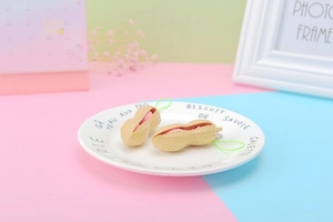 Détail du jouet anti-stress en forme de cacahuète avec fève rose et cordon vert