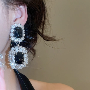 Detailansicht der französischen ovalen Ohrhänger mit schwarzem Stein und glitzernden Diamanten