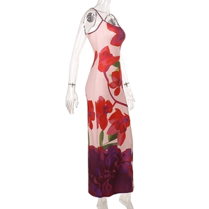 Détail de la robe longue rose à fleurs vue de profil avec tissu élastique ajusté