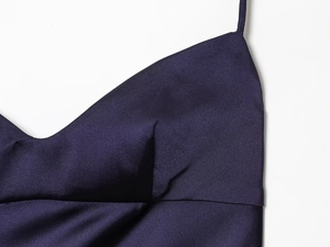 Détail macro du tissu en satin violet foncé brillant et coutures de la robe
