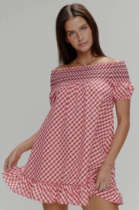 Détail de la robe vichy rouge et blanche à épaules dénudées avec bustier froncé et volant