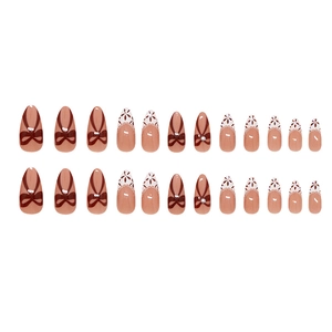 Faux ongles amande nude avec motifs floraux français et accents de perles et nœuds 3D
