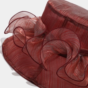 Chapeau de soleil élégant en organza rouge avec volants pour église, fête et plage