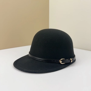 Casquette équestre élégante en feutre noir avec fine lanière cuir et boucle métal dorée