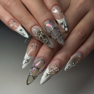 Unghie Finte Mandorla Lunga Francese Argento Metallo Liquido Stile Y2K Cyberpunk Con Stelle 3D Strass E Künstliche Perle Donna