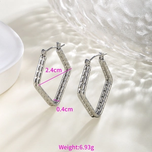 Detailed view of silver chain texture hoop earrings with 2.4cm inner diameter size labels
