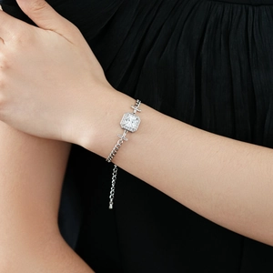 Détail du bracelet en argent avec oxyde de zirconium carré serti halo sur le poignet