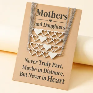 Set di quattro collane a cuore in argento presentate su un biglietto regalo Madre e Figlie