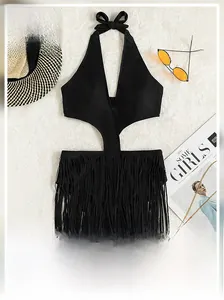 Détail d'un maillot de bain licou noir avec découpes latérales et longues franges