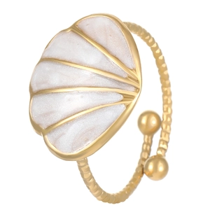 Dettaglio anello dorato regolabile con design a treccia e ciondolo in conchiglia bianca