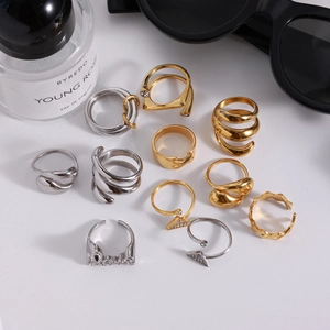 Schicke Gold- und Silberringe aus Edelstahl mit eleganten Modeaccessoires im Set