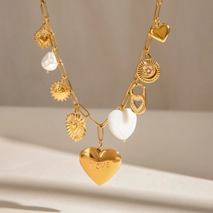 Collier médaillon cœur doré vintage avec perles de nacre et pendentifs d'amour