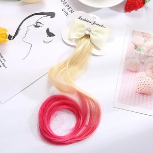Dettaglio extension capelli ricci con fiocco sfumato rosa e strass scintillante