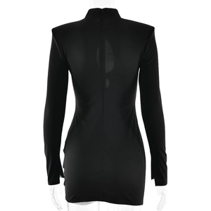 Vue arrière d'une robe moulante noire avec fermeture éclair invisible et coupe ajustée