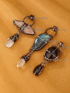 Guía de tallas detallada para colgantes vintage de labradorita y cuarzo con bordes de bronce