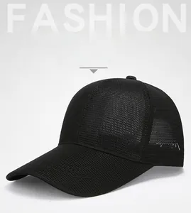 Dettaglio del cappellino da baseball in mesh nero con ricamo di montagna e testo