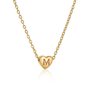 Collier en acier inoxydable doré avec pendentif cœur gravé de la lettre M sur fond blanc