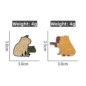 Vista dettagliata delle spille in smalto capibara con dimensioni e specifiche di peso