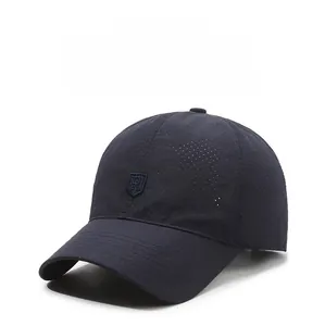 Détail du tissu perforé au laser sur casquette de baseball bleu marine respirante et brodée