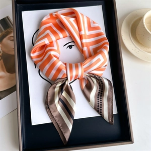 Carré en satin orange à rayures géométriques stylisé sur fond d'art moderne minimaliste